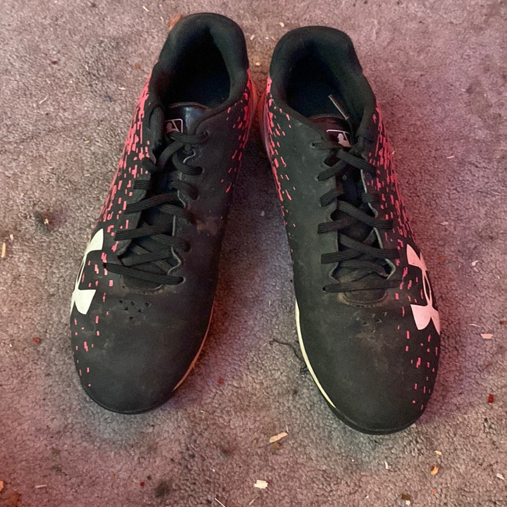 Under armour women’s cleat size 6 youth